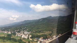 列车即将进入大别山隧道东口