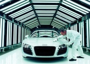下线前的最后检查 图为R8 V8