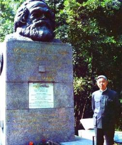1979年7月12日江岚在英国马克思墓