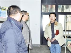 兰辉（右一）在北川七一职业中学检查工作
