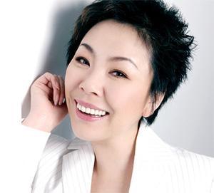 衡越,出生于辽宁省丹东市,毕业于沈阳音乐学院,中国内地女歌手.