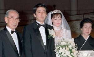 安倍与夫人昭惠结婚照