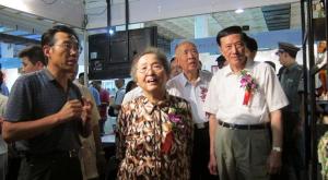 高水旺与各界人士进行交流现场