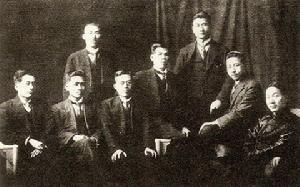 蒋渭水(左一)与《台湾民报》编辑合影
