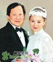罗启仁（左）