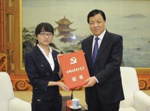 刘云山将书颁发给兰辉女儿兰欣怡