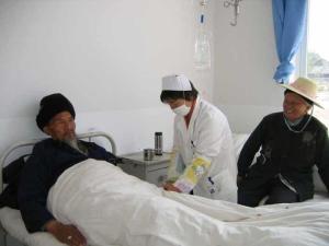 医生在认真给老大爷看病