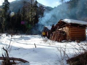 炊烟袅袅的奥太娜登山大本营