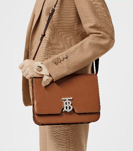 编辑博柏利(3)1856年,21岁的thomas burberry创立了博柏利品牌,在英国