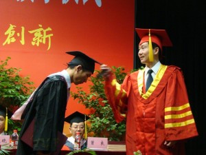 院长谢峰为毕业生授予学士学位