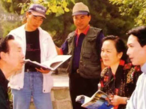 胡连翠（右二）