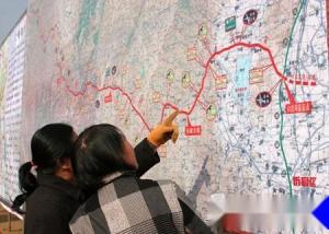 群众观看忻保高速公路巨幅线路图
