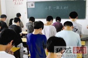 学生追悼小亭时的照片
