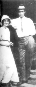 1915年夏，布莱德雷与未婚妻玛丽·奎尔野餐
