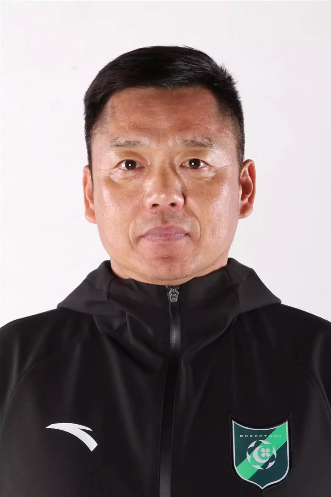 郑雄曾任前卫寰岛足球俱乐部副总经理兼领队,中国少年队(u17)主教练