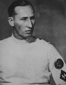 相貌俊美的海德里希穿着击剑服