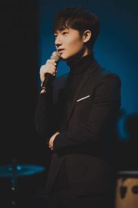 蒋敦豪赛后参与校园演出