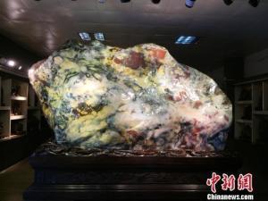 七彩鸡血玉