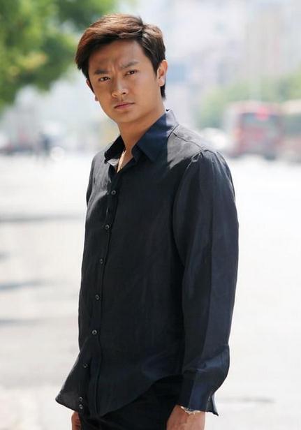 穆白( 印小天 饰)