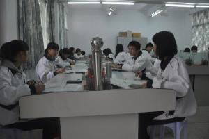 商务英语专业学生正在学习