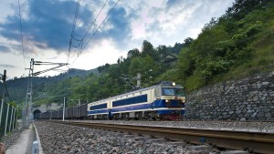 韶山4型0036号机车运行在宝成铁路阳平关附近
