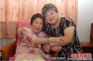 著名表演艺术家杨飞飞与“上海阿婆”舒悦