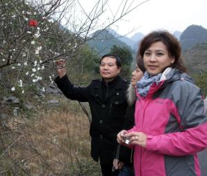 图为毛馨与贵州荔波世界自然遗产地
