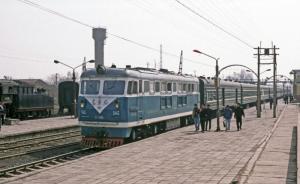 东方红3型0186号机车牵引旅客列车在铁法站