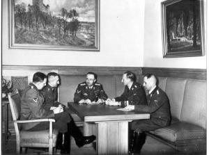 希姆莱（中）与海德里希（右二）