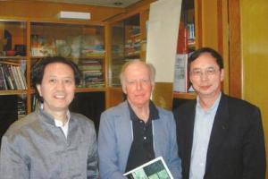 2005年5月7日，苏立文（中）在中国科技大学