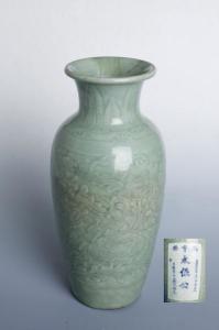 青釉刻花花卉纹瓶