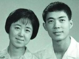 李丹宇（左）