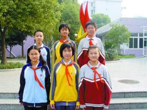 上海市中小学生反光校服首次亮相