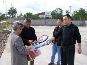 街道办送体育用品到村上