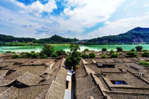 三面江光抱城廓，四围山势锁烟霞