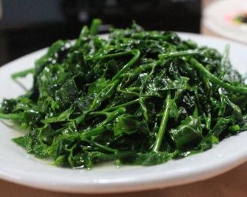 五指山野菜原名鹿舌菜,又名马兰菜,革命菜,生长在海南省中部五指山区