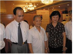 广东省副省长雷于蓝(右一)与许炽光合照