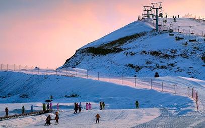 全部版本 历史版本 金山滑雪场是丁字湾旅游度假区内一道绚丽的风景线