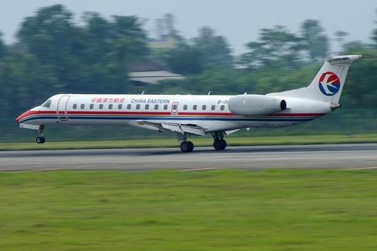 东航EMB145飞机