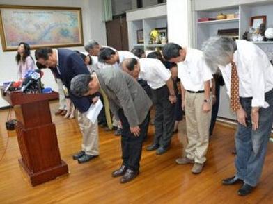 屏东县长鞠躬致歉