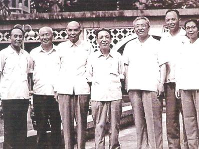 左一为黄静波
