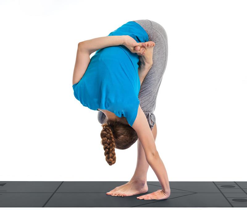 半莲花站立前屈式