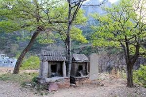 罗姐寨村口的山神庙