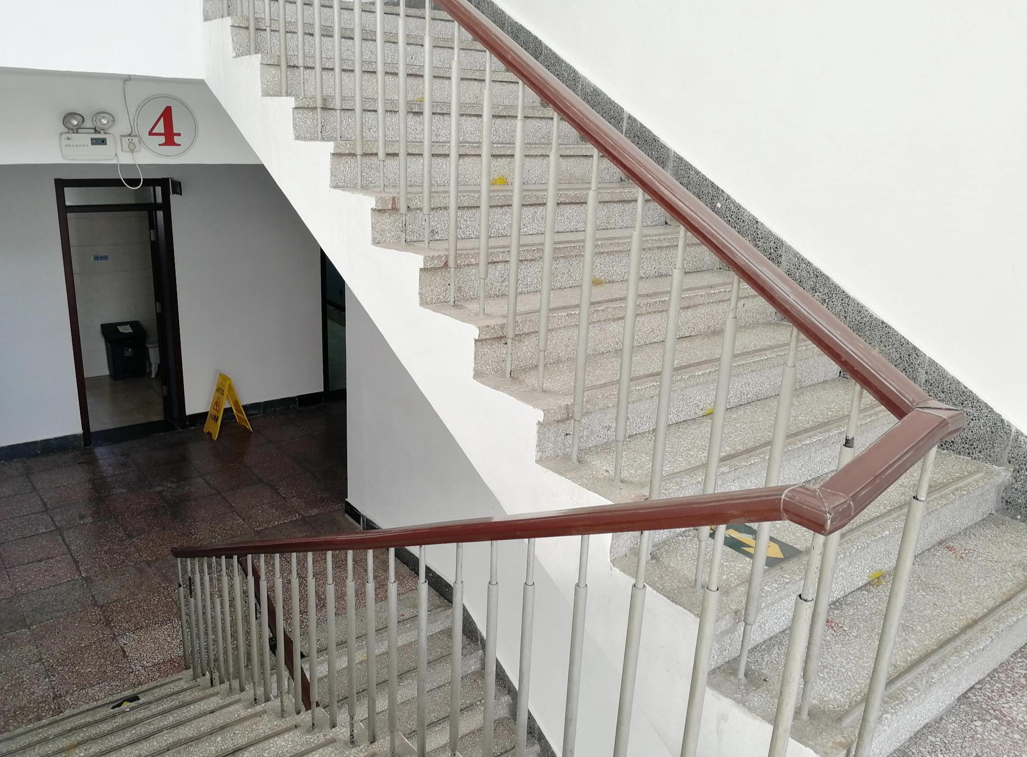 两个平台的楼梯图片图片
