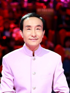 巩汉林巩汉林演的一些轻喜剧般的讽刺小品广受大众欢迎.