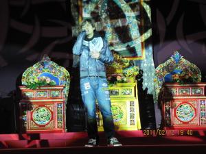 杨望在演唱会上倾情献唱