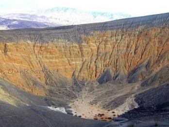 美国死亡谷里的死火山口
