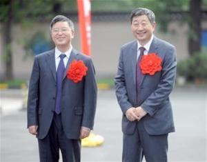 李仕贵（左一）