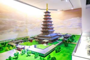 北魏“思燕佛图”木塔复原图、北魏塔基夯土、相关文物