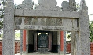 石坊含义：日识月云时